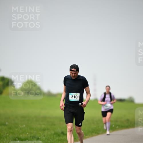 10.05.2026 - 8. Wedeler Halbmarathon Dr. Thomas Lammeyer http://msf.ph/oto/9713291 10.05.2026 12:13:36 Laufen 210 meine-sportfotos.de