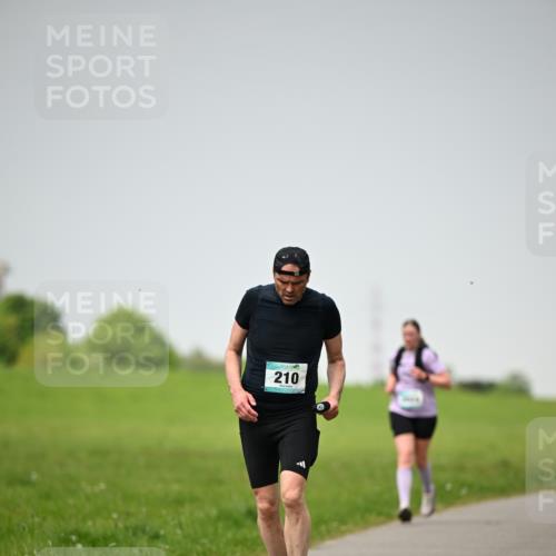 10.05.2026 - 8. Wedeler Halbmarathon Dr. Thomas Lammeyer http://msf.ph/oto/9713294 10.05.2026 12:13:36 Laufen 210 meine-sportfotos.de