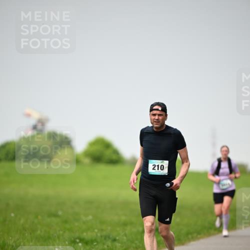 10.05.2026 - 8. Wedeler Halbmarathon Dr. Thomas Lammeyer http://msf.ph/oto/9713301 10.05.2026 12:13:37 Laufen 210 meine-sportfotos.de