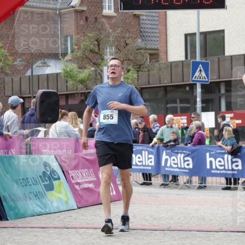 10.05.2026 - 8. Wedeler Halbmarathon Yannick Fuchs http://msf.ph/oto/9713305 10.05.2026 11:28:08 Ziel 855, 933, 2071, 2211 meine-sportfotos.de