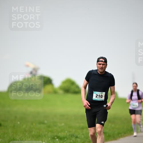 10.05.2026 - 8. Wedeler Halbmarathon Dr. Thomas Lammeyer http://msf.ph/oto/9713306 10.05.2026 12:13:37 Laufen 210 meine-sportfotos.de