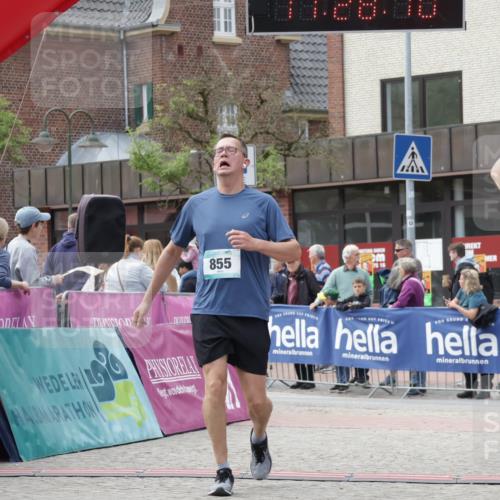 10.05.2026 - 8. Wedeler Halbmarathon Yannick Fuchs http://msf.ph/oto/9713307 10.05.2026 11:28:08 Ziel 855, 933, 2071, 2211 meine-sportfotos.de