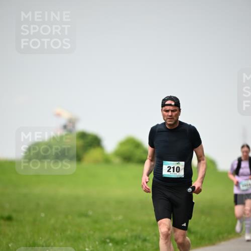 10.05.2026 - 8. Wedeler Halbmarathon Dr. Thomas Lammeyer http://msf.ph/oto/9713309 10.05.2026 12:13:37 Laufen 210 meine-sportfotos.de