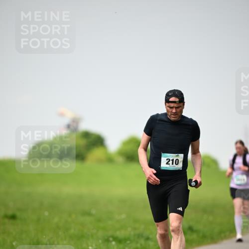 10.05.2026 - 8. Wedeler Halbmarathon Dr. Thomas Lammeyer http://msf.ph/oto/9713314 10.05.2026 12:13:38 Laufen 210 meine-sportfotos.de