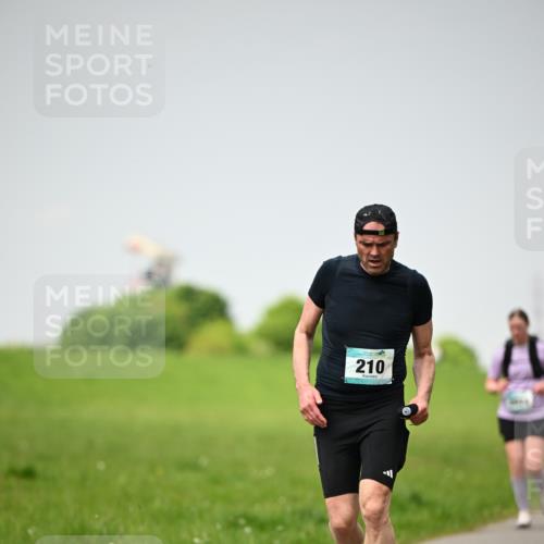 10.05.2026 - 8. Wedeler Halbmarathon Dr. Thomas Lammeyer http://msf.ph/oto/9713315 10.05.2026 12:13:38 Laufen 210 meine-sportfotos.de