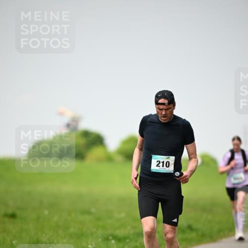 10.05.2026 - 8. Wedeler Halbmarathon Dr. Thomas Lammeyer http://msf.ph/oto/9713317 10.05.2026 12:13:38 Laufen 210 meine-sportfotos.de