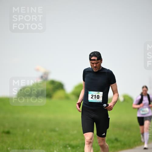 10.05.2026 - 8. Wedeler Halbmarathon Dr. Thomas Lammeyer http://msf.ph/oto/9713318 10.05.2026 12:13:38 Laufen 210 meine-sportfotos.de