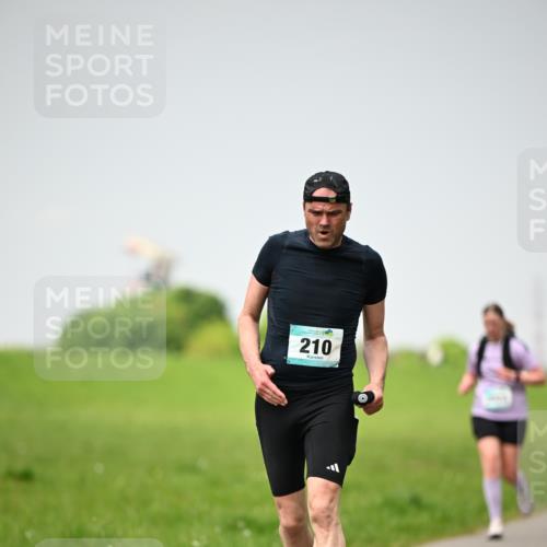 10.05.2026 - 8. Wedeler Halbmarathon Dr. Thomas Lammeyer http://msf.ph/oto/9713320 10.05.2026 12:13:38 Laufen 210 meine-sportfotos.de