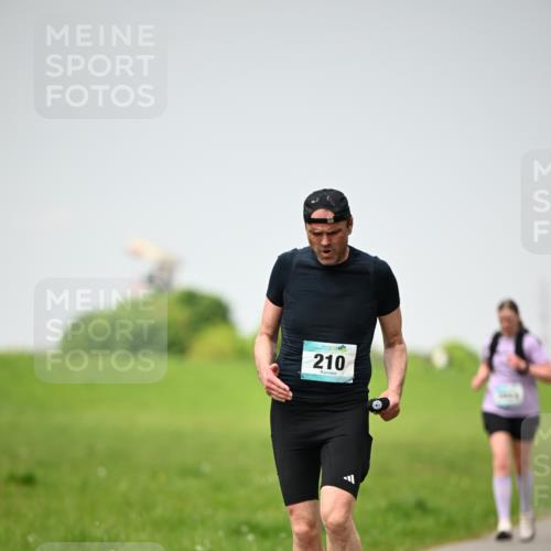 10.05.2026 - 8. Wedeler Halbmarathon Dr. Thomas Lammeyer http://msf.ph/oto/9713321 10.05.2026 12:13:38 Laufen 210 meine-sportfotos.de
