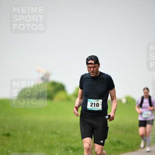10.05.2026 - 8. Wedeler Halbmarathon Dr. Thomas Lammeyer http://msf.ph/oto/9713323 10.05.2026 12:13:38 Laufen 210 meine-sportfotos.de