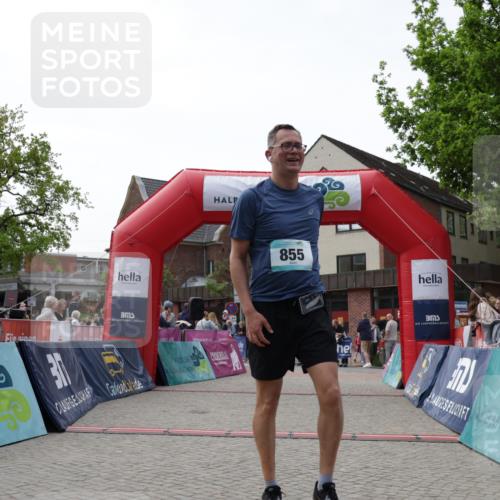 10.05.2026 - 8. Wedeler Halbmarathon Yannick Fuchs http://msf.ph/oto/9713341 10.05.2026 11:28:14 Ziel 170, 855, 927, 2038 meine-sportfotos.de