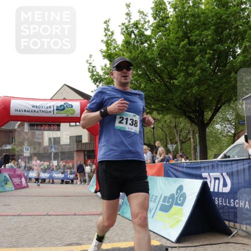10.05.2026 - 8. Wedeler Halbmarathon Yannick Fuchs http://msf.ph/oto/9713526 10.05.2026 11:28:37 Ziel 857, 2115, 2138 meine-sportfotos.de