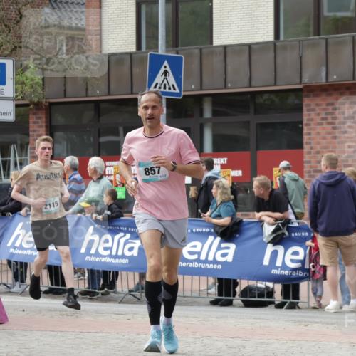 10.05.2026 - 8. Wedeler Halbmarathon Yannick Fuchs http://msf.ph/oto/9713533 10.05.2026 11:28:38 Ziel 857, 2115, 2138 meine-sportfotos.de