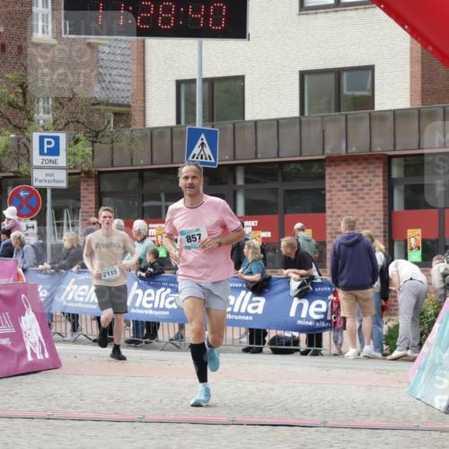 10.05.2026 - 8. Wedeler Halbmarathon Yannick Fuchs http://msf.ph/oto/9713537 10.05.2026 11:28:38 Ziel 857, 2115, 2138 meine-sportfotos.de