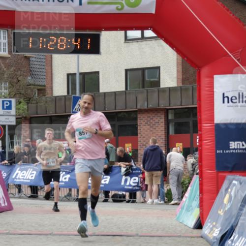 10.05.2026 - 8. Wedeler Halbmarathon Yannick Fuchs http://msf.ph/oto/9713549 10.05.2026 11:28:39 Ziel 857, 2115, 2138 meine-sportfotos.de
