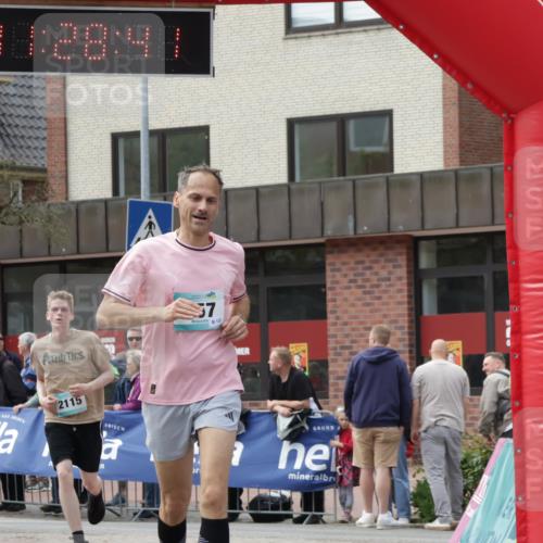 10.05.2026 - 8. Wedeler Halbmarathon Yannick Fuchs http://msf.ph/oto/9713552 10.05.2026 11:28:39 Ziel 857, 2115, 2138 meine-sportfotos.de