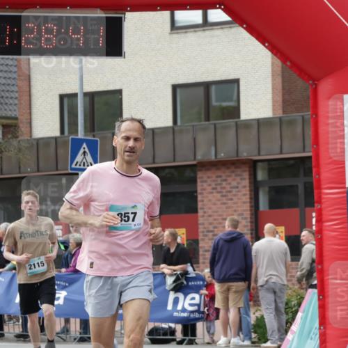 10.05.2026 - 8. Wedeler Halbmarathon Yannick Fuchs http://msf.ph/oto/9713554 10.05.2026 11:28:40 Ziel 857, 2115, 2138 meine-sportfotos.de