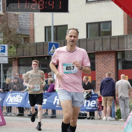 10.05.2026 - 8. Wedeler Halbmarathon Yannick Fuchs http://msf.ph/oto/9713556 10.05.2026 11:28:40 Ziel 857, 2115, 2138 meine-sportfotos.de