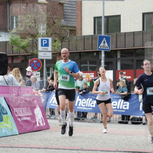10.05.2026 - 8. Wedeler Halbmarathon Yannick Fuchs http://msf.ph/oto/9713592 10.05.2026 11:28:44 Ziel 169, 530, 635, 857, 926, 2115 meine-sportfotos.de
