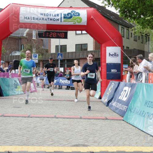 10.05.2026 - 8. Wedeler Halbmarathon Yannick Fuchs http://msf.ph/oto/9713612 10.05.2026 11:28:46 Ziel 169, 530, 635, 926, 2115, 2183, 2229, 2232 meine-sportfotos.de