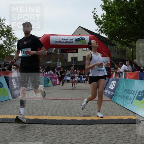 10.05.2026 - 8. Wedeler Halbmarathon Yannick Fuchs http://msf.ph/oto/9713650 10.05.2026 11:28:49 Ziel 28, 169, 530, 635, 926, 2183, 2209, 2229, 2232 meine-sportfotos.de