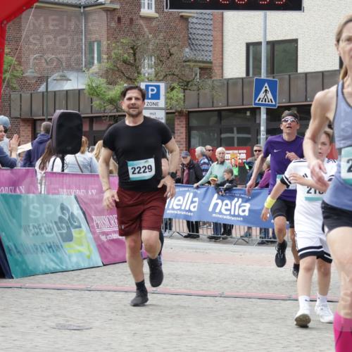 10.05.2026 - 8. Wedeler Halbmarathon Yannick Fuchs http://msf.ph/oto/9713678 10.05.2026 11:28:51 Ziel 28, 169, 530, 635, 926, 2183, 2209, 2229, 2232 meine-sportfotos.de
