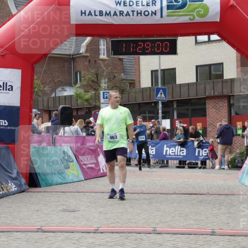 10.05.2026 - 8. Wedeler Halbmarathon Yannick Fuchs http://msf.ph/oto/9713740 10.05.2026 11:28:58 Ziel 963, 2148, 2209 meine-sportfotos.de