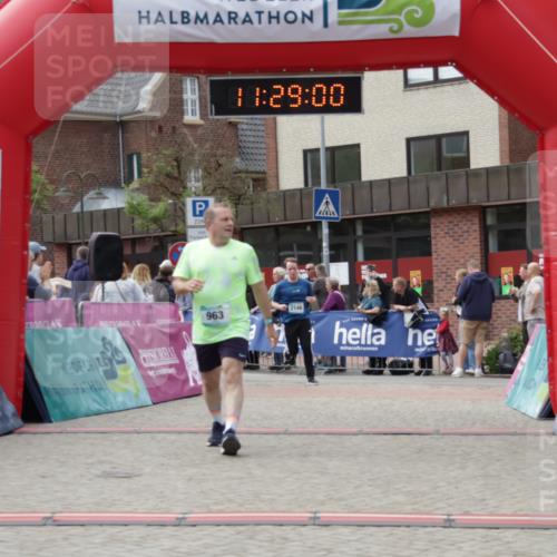 10.05.2026 - 8. Wedeler Halbmarathon Yannick Fuchs http://msf.ph/oto/9713742 10.05.2026 11:28:58 Ziel 963, 2148, 2209 meine-sportfotos.de