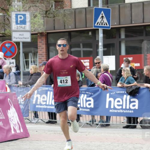 10.05.2026 - 8. Wedeler Halbmarathon Yannick Fuchs http://msf.ph/oto/9713775 10.05.2026 11:29:08 Ziel 412, 677 meine-sportfotos.de