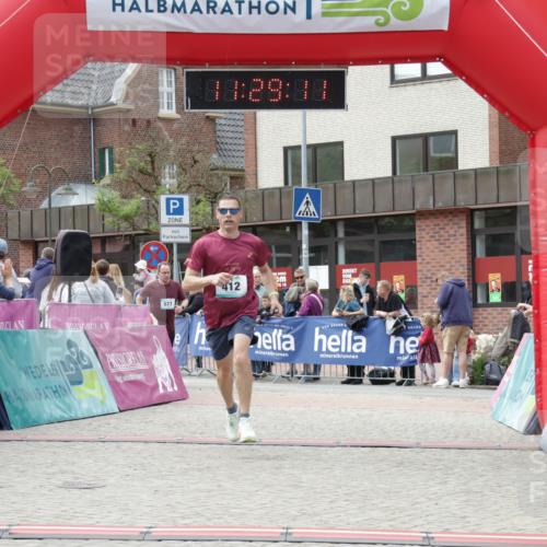 10.05.2026 - 8. Wedeler Halbmarathon Yannick Fuchs http://msf.ph/oto/9713787 10.05.2026 11:29:09 Ziel 412, 677 meine-sportfotos.de