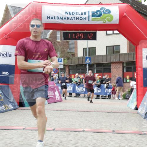 10.05.2026 - 8. Wedeler Halbmarathon Yannick Fuchs http://msf.ph/oto/9713806 10.05.2026 11:29:10 Ziel 412, 677 meine-sportfotos.de