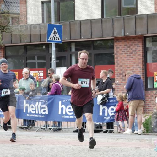 10.05.2026 - 8. Wedeler Halbmarathon Yannick Fuchs http://msf.ph/oto/9713808 10.05.2026 11:29:11 Ziel 412, 677 meine-sportfotos.de