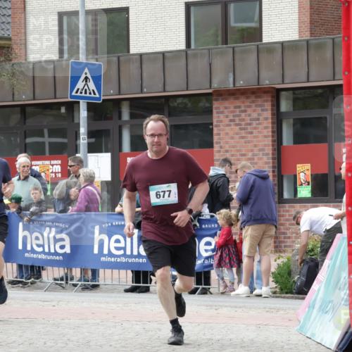 10.05.2026 - 8. Wedeler Halbmarathon Yannick Fuchs http://msf.ph/oto/9713817 10.05.2026 11:29:11 Ziel 412, 677 meine-sportfotos.de