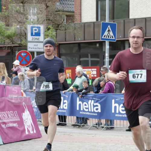 10.05.2026 - 8. Wedeler Halbmarathon Yannick Fuchs http://msf.ph/oto/9713830 10.05.2026 11:29:12 Ziel 412, 677 meine-sportfotos.de
