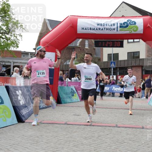 10.05.2026 - 8. Wedeler Halbmarathon Yannick Fuchs http://msf.ph/oto/9713984 10.05.2026 11:29:37 Ziel 131, 168, 711, 1018, 2090, 2135, 2192 meine-sportfotos.de