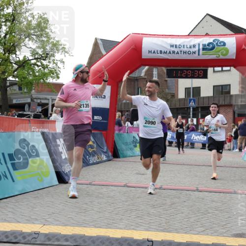 10.05.2026 - 8. Wedeler Halbmarathon Yannick Fuchs http://msf.ph/oto/9713991 10.05.2026 11:29:37 Ziel 131, 168, 711, 1018, 2090, 2135, 2192 meine-sportfotos.de