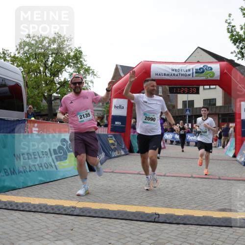 10.05.2026 - 8. Wedeler Halbmarathon Yannick Fuchs http://msf.ph/oto/9714000 10.05.2026 11:29:37 Ziel 131, 168, 711, 1018, 2090, 2135, 2192 meine-sportfotos.de