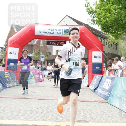 10.05.2026 - 8. Wedeler Halbmarathon Yannick Fuchs http://msf.ph/oto/9714016 10.05.2026 11:29:39 Ziel 131, 168, 711, 1018, 2090, 2135, 2192 meine-sportfotos.de