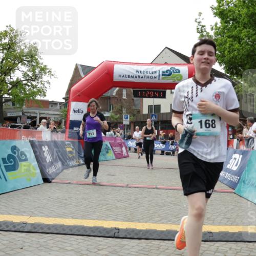 10.05.2026 - 8. Wedeler Halbmarathon Yannick Fuchs http://msf.ph/oto/9714022 10.05.2026 11:29:39 Ziel 131, 168, 711, 1018, 2090, 2135, 2192 meine-sportfotos.de