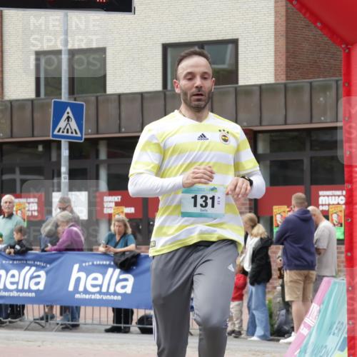 10.05.2026 - 8. Wedeler Halbmarathon Yannick Fuchs http://msf.ph/oto/9714050 10.05.2026 11:29:42 Ziel 131, 168, 711, 1018, 2192 meine-sportfotos.de