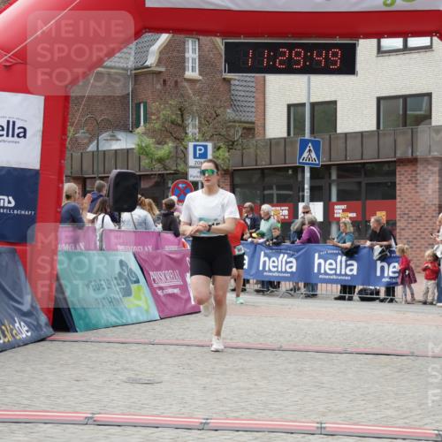 10.05.2026 - 8. Wedeler Halbmarathon Yannick Fuchs http://msf.ph/oto/9714102 10.05.2026 11:29:47 Ziel 131, 502, 2192, 2215 meine-sportfotos.de