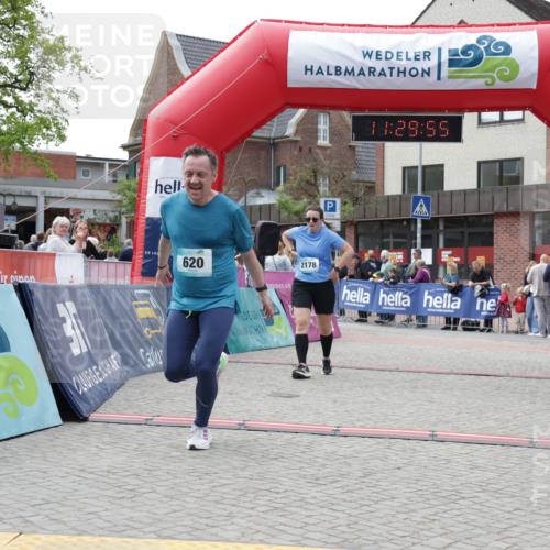 10.05.2026 - 8. Wedeler Halbmarathon Yannick Fuchs http://msf.ph/oto/9714171 10.05.2026 11:29:53 Ziel 502, 620, 2178, 2215 meine-sportfotos.de