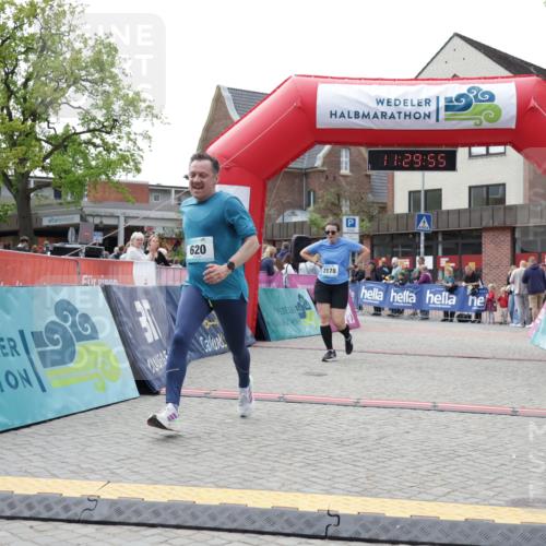 10.05.2026 - 8. Wedeler Halbmarathon Yannick Fuchs http://msf.ph/oto/9714174 10.05.2026 11:29:53 Ziel 502, 620, 2178, 2215 meine-sportfotos.de
