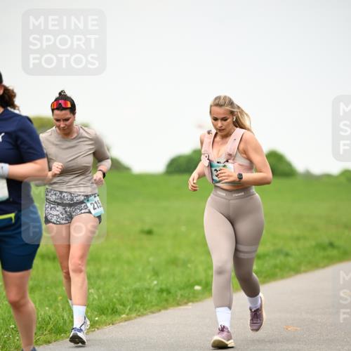 10.05.2026 - 8. Wedeler Halbmarathon Dr. Thomas Lammeyer http://msf.ph/oto/9714176 10.05.2026 12:18:36 Laufen 215 meine-sportfotos.de