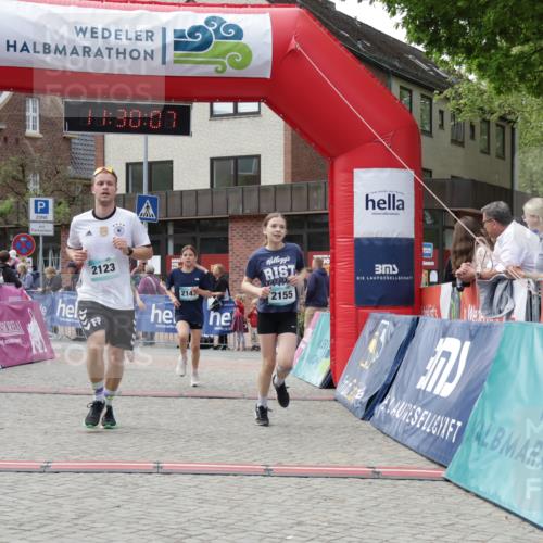 10.05.2026 - 8. Wedeler Halbmarathon Yannick Fuchs http://msf.ph/oto/9714303 10.05.2026 11:30:05 Ziel 536, 655, 2123, 2147, 2155 meine-sportfotos.de