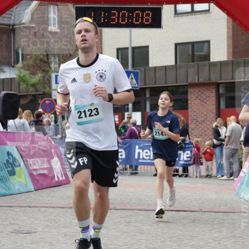 10.05.2026 - 8. Wedeler Halbmarathon Yannick Fuchs http://msf.ph/oto/9714310 10.05.2026 11:30:06 Ziel 536, 655, 2014, 2123, 2147, 2155 meine-sportfotos.de