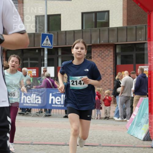 10.05.2026 - 8. Wedeler Halbmarathon Yannick Fuchs http://msf.ph/oto/9714312 10.05.2026 11:30:07 Ziel 437, 536, 655, 2014, 2123, 2147, 2155 meine-sportfotos.de