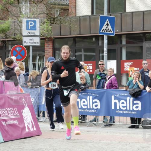 10.05.2026 - 8. Wedeler Halbmarathon Yannick Fuchs http://msf.ph/oto/9714501 10.05.2026 11:30:31 Ziel 294, 626, 752 meine-sportfotos.de