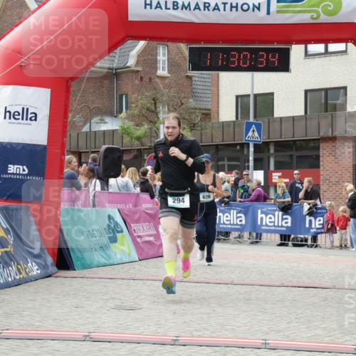 10.05.2026 - 8. Wedeler Halbmarathon Yannick Fuchs http://msf.ph/oto/9714526 10.05.2026 11:30:32 Ziel 294, 626, 752 meine-sportfotos.de