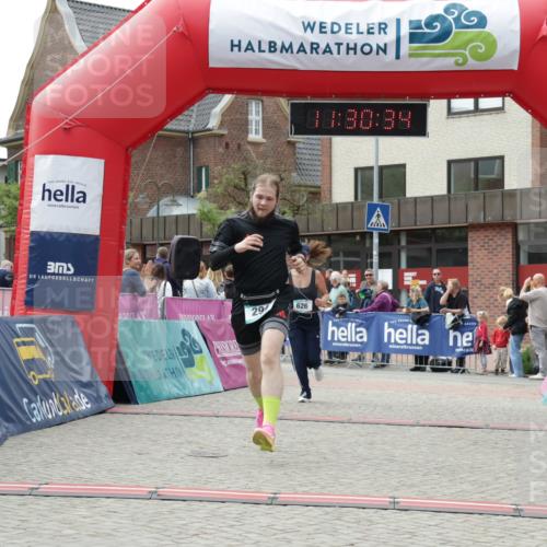 10.05.2026 - 8. Wedeler Halbmarathon Yannick Fuchs http://msf.ph/oto/9714531 10.05.2026 11:30:33 Ziel 294, 626 meine-sportfotos.de